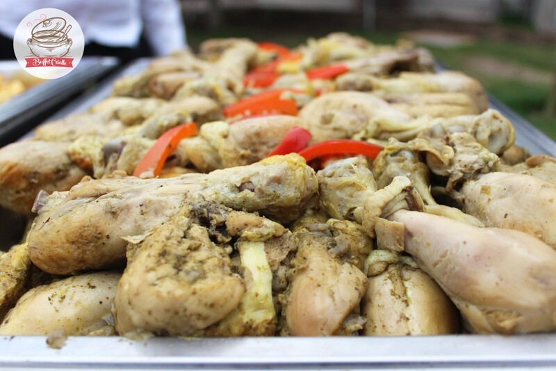 Arroz con pollo con salsa criolla