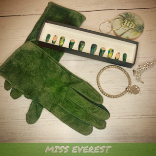 Miss Everest press on nails set