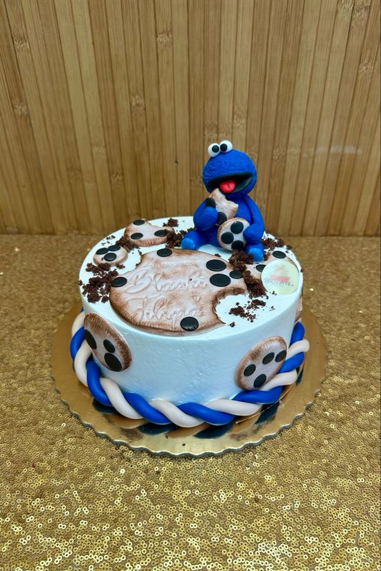TORT Z CIASTECZKOWYM POTWOREM