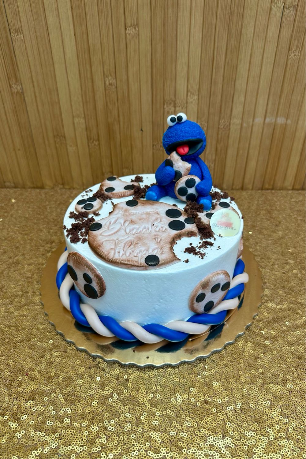 TORT Z CIASTECZKOWYM POTWOREM
