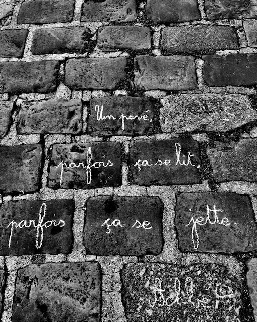 Un pavé, parfois, ça se lit, parfois, ça se jette - 28,5 X 38 cm limité à 2 exemplaires