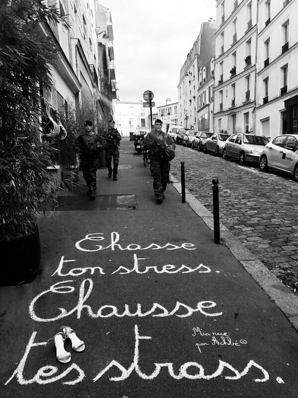 Chasse ton stress. Chausse tes strass - 28,5 X 38 cm limité à 2 exemplaires
