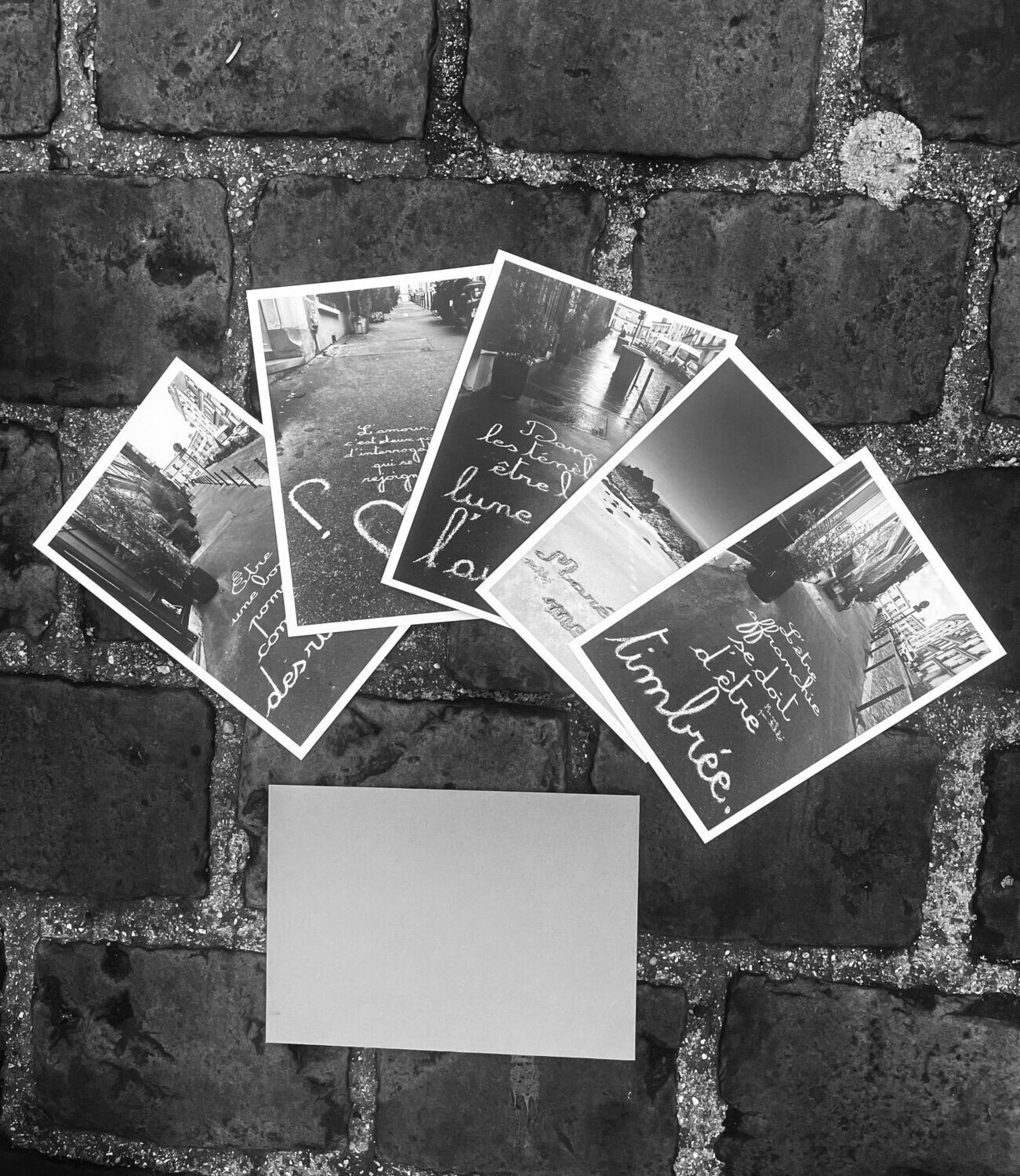 1 set de 5 cartes postales dans une enveloppe gris souris-de-trottoir. Format A5.