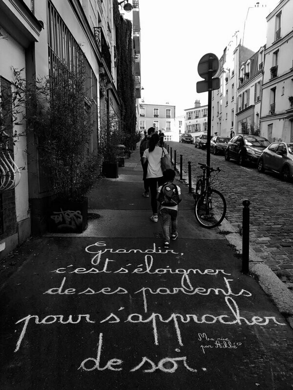 Grandir, c'est s'éloigner de ses parents pour s'approcher de soi - 28,5 X 38 cm limité à 2 exemplaires Grandir, c'est s'éloigner de ses parents pour s'approcher de soi - 28,5 X 38 cm limité à 2 exemplaires