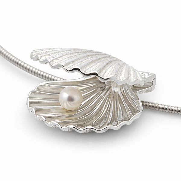 Venus shell pendant with pearl Venus shell pendant in sterling silver with hidden pearl, handcrafted – scuba collection