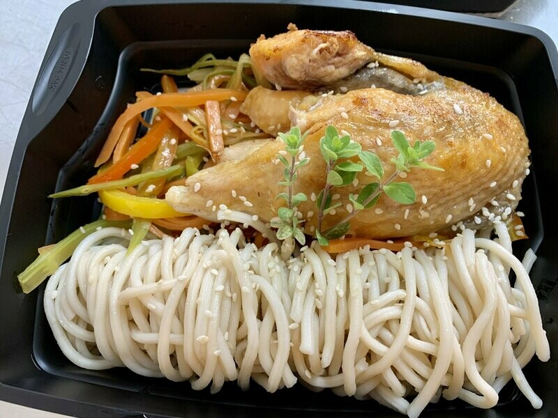Pintade au miel et à la citronnelle, pâtes chinoises et légumes wok
