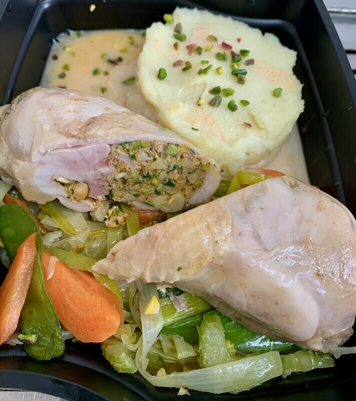 Galantine de volaille à la noisette et pistache purée de charlotte