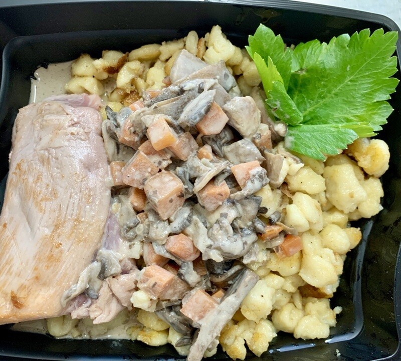 Filet mignon de porc aux champignons et carottes sauce crème, Käs-Spatzele maison