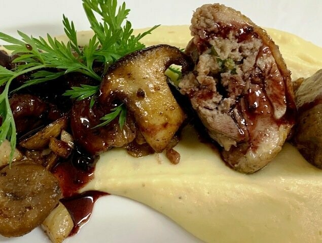 ​Ballottine de pintade aux cèpes sauce vin chaud