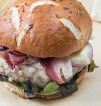 Petit burger alsacien au boudin blanc et choux rouge