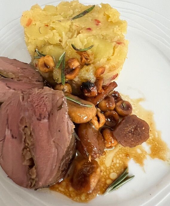 Filet de sanglier aux figues, noisettes et romarin, écrasé de charlottes collection 2023