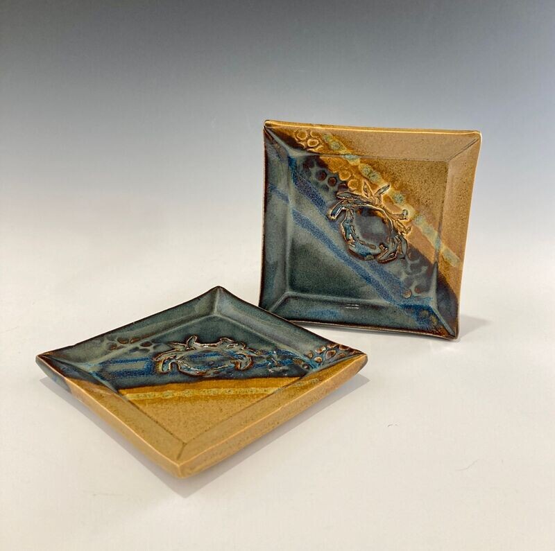 Plate - 4.5" mini square, khaki, crab
