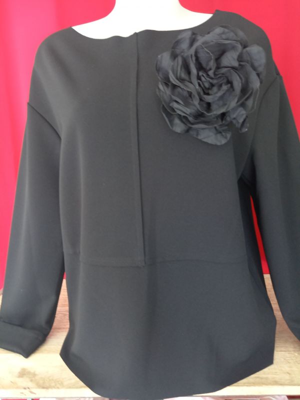 Maglia con spilla fiore black