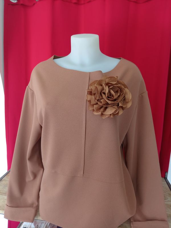 Maglia spilla fiore