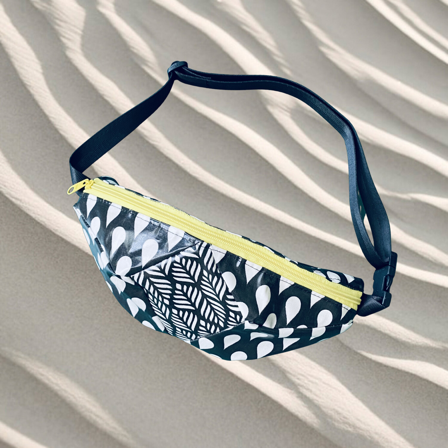 Belly Bag Wachstuch Drops &amp; Leaves