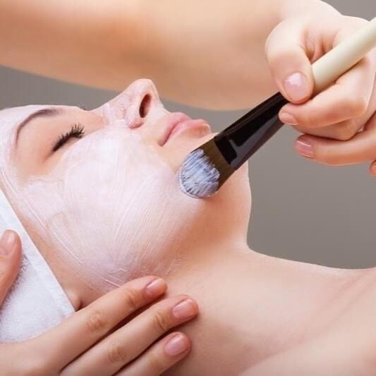 Gesichtsbehandlung - Wohlfühlen mit Massage, Ampulle Maske