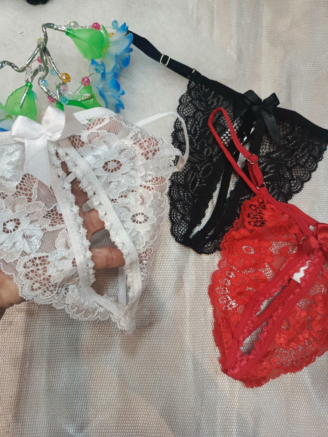Trío hilos encaje con abertura frontal