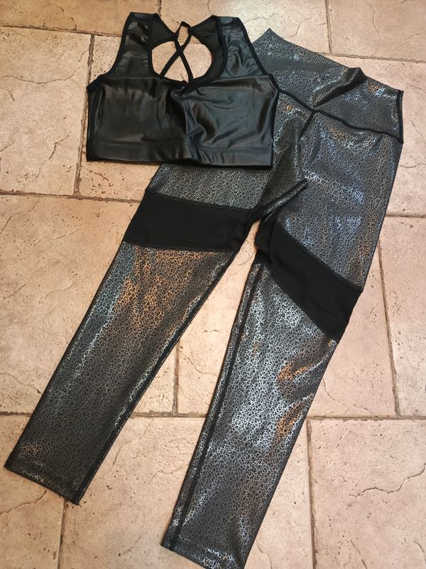 Conjunto leggings con top chinzado (efecto cuero)
