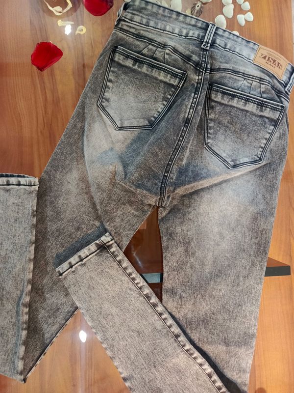 Jeans levanta cola