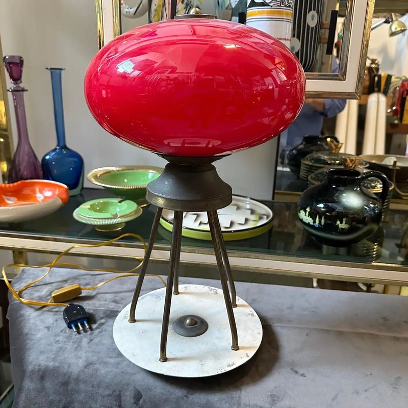 1950s Stylish Mid-Century Modern Brass and Red Glass Italian Table Lamp