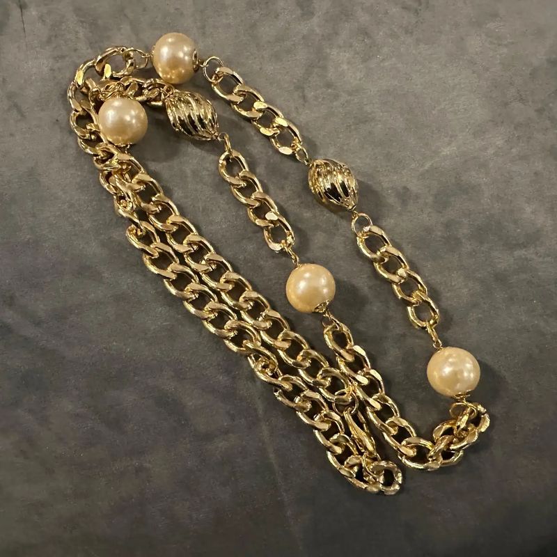 1970s Vintage Faux Pearls and Gilded Brass Long Italian Chain