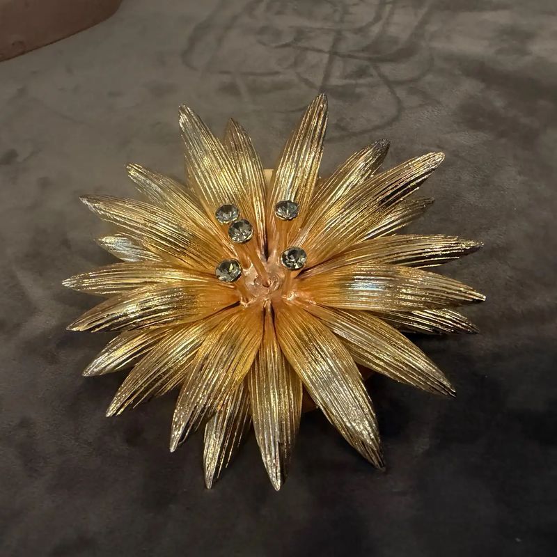 2000s High Quality Costume Jewelry Gilt Metal Italian Flower Brooch