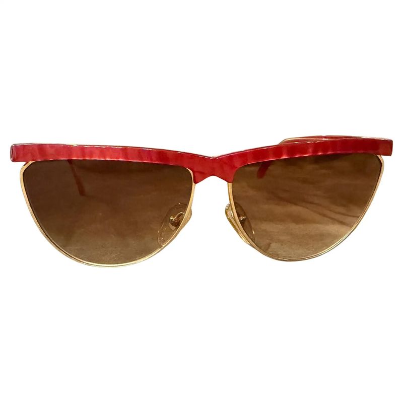 1980s Vintage Red Acetate Oversized Cat-Eyes Sunglasses By Laura Biagiotti