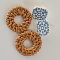 Ohrringe "Arabell" mit Rattan-Anhänger, Weiß-Blau, 18K vergoldet
