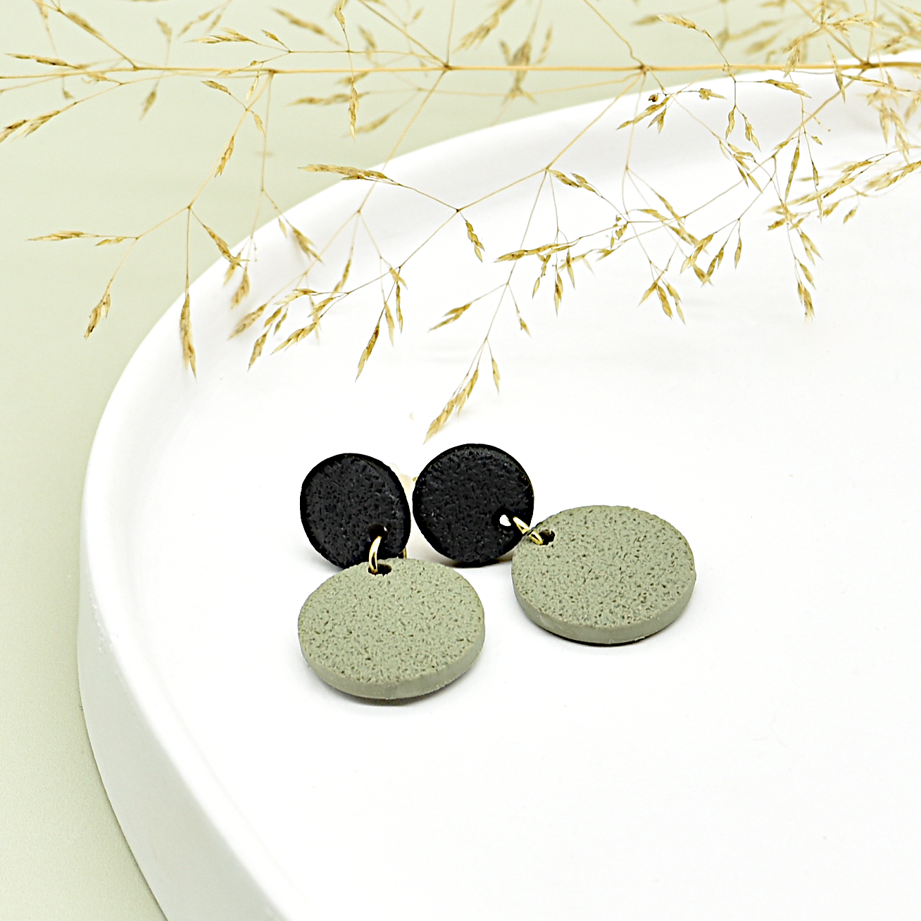 Ohrringe "Mailisa" mit Dot-Anhänger, Schilf-grün, 18k vergoldet
