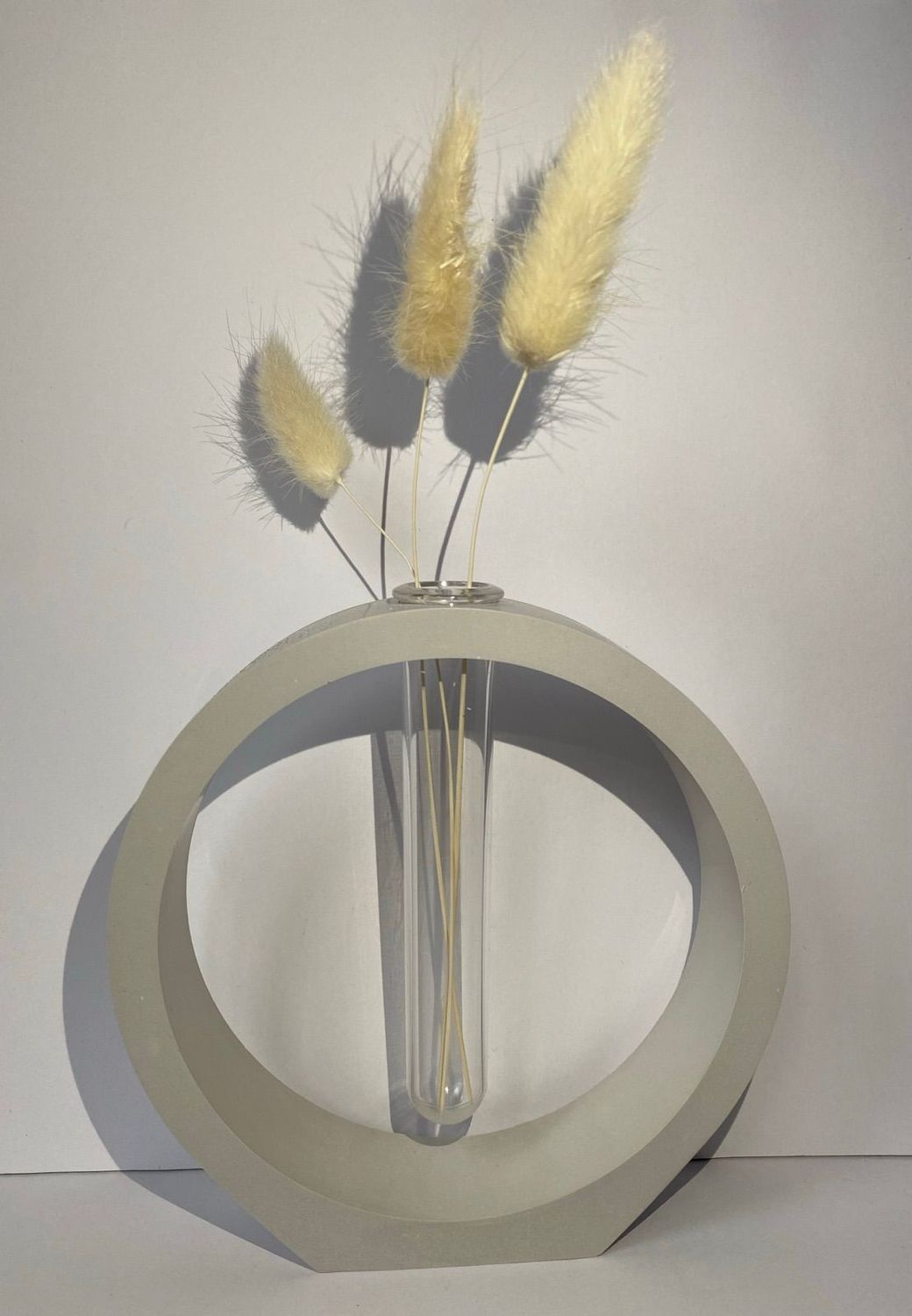 Graue/Weiße Vase mit Reagenzglas