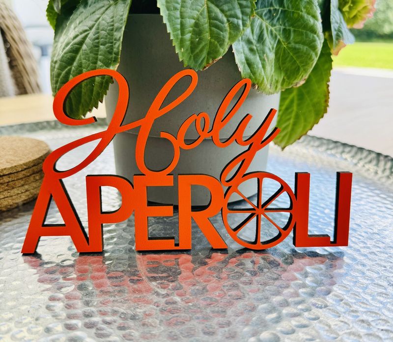 Schriftzug Schriftzug "Holy Aperoli"