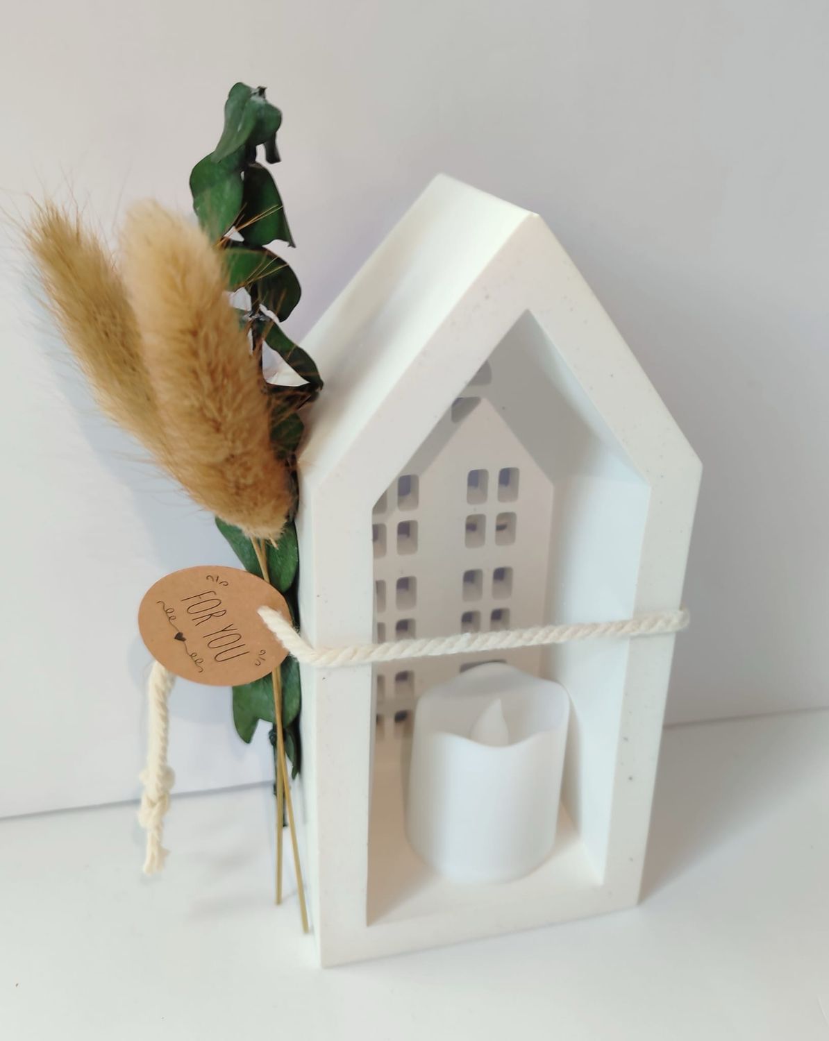Haus mit LED-Kerzenlicht
