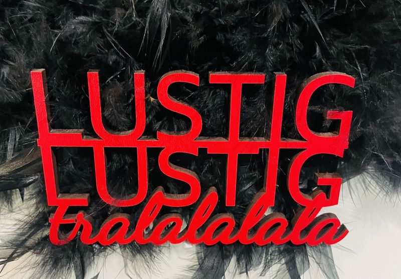 Schriftzug Lustig lustig trallalala
