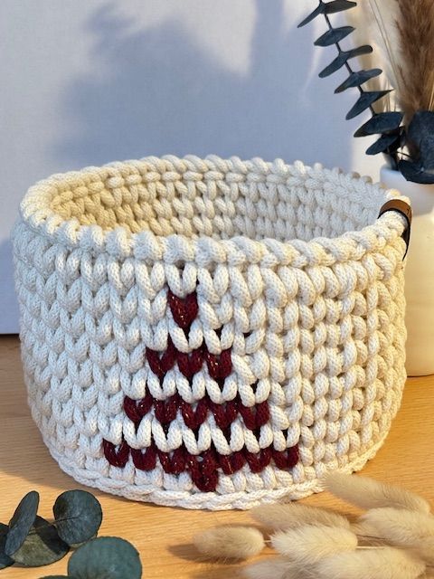 Korb mit Weihnachtsbaum Korb mit Weihnachtsbaum