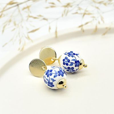 Ohrringe Ohrringe "Porzellan", Perle blau-weiß, 18K vergoldet