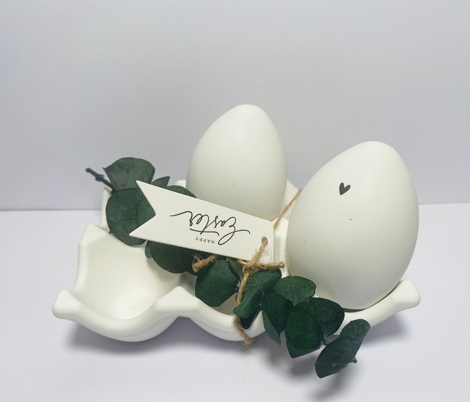 Ostereierhalter mit Ostereiern Ostereierhalter mit Ostereiern