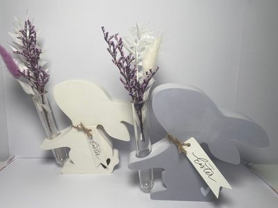 Osterhase mit Reagenzglas lila oder weiß