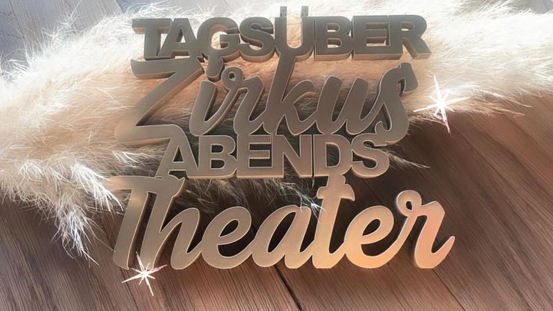 Schriftzug Schriftzug "Tagsüber Zirkus Abends Theater"