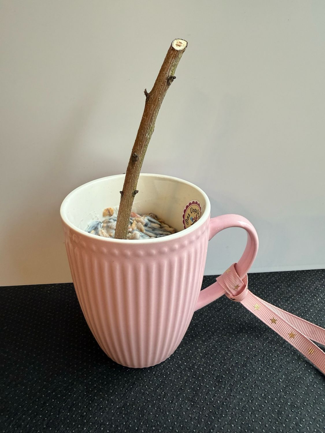Tasse mit Vogelfutter