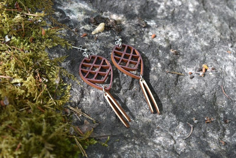 Hängeohrring Kiefernzapfen mit Nadel, einseitig bedruckt, braun und Natur Hängeohrring Kiefernzapfen mit Nadel, einseitig bedruckt, braun und Natur