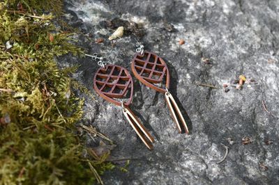 Hängeohrring Kiefernzapfen mit Nadel, einseitig bedruckt, braun und Natur Hängeohrring Kiefernzapfen mit Nadel, einseitig bedruckt, braun und Natur