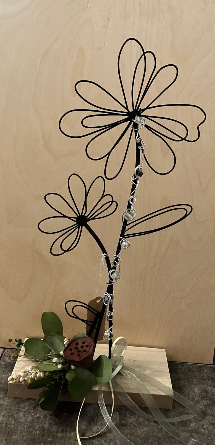 Metallblüte auf Holzfuss