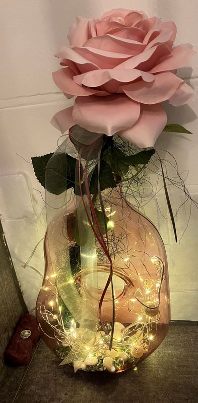 Vase mit Lichterkette u Rose Vase mit Lichterkette u Rose