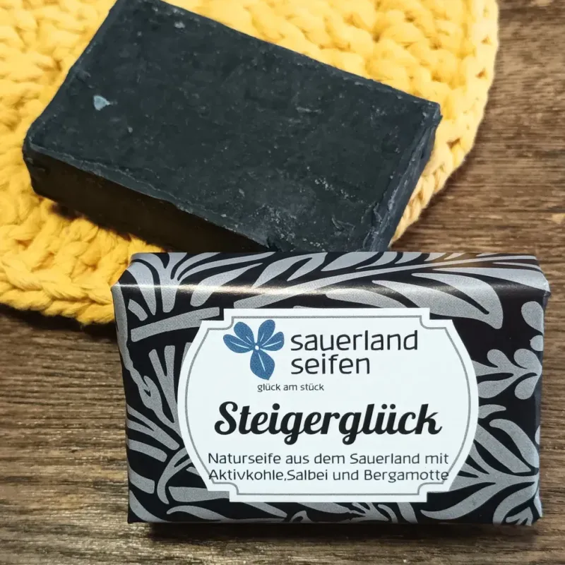 Steigerglück Schwarze Seife mit Aktivkohle Bergamotte und Salbei Steigerglück Schwarze Seife mit Aktivkohle Bergamotte und Salbei