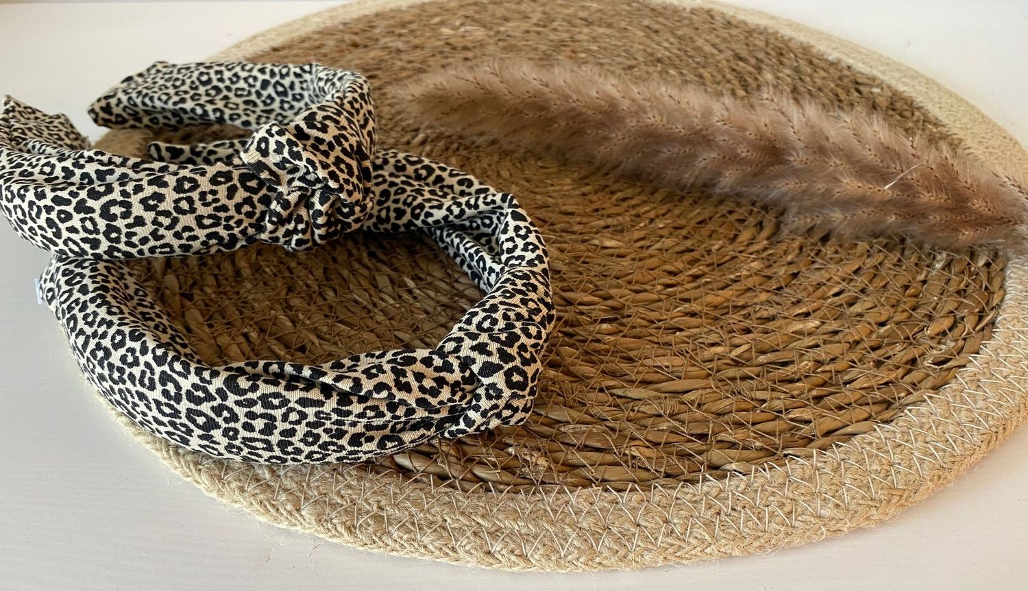 Handgenähter Knotenhaarreifen aus Ribjersey mit Leoprint
