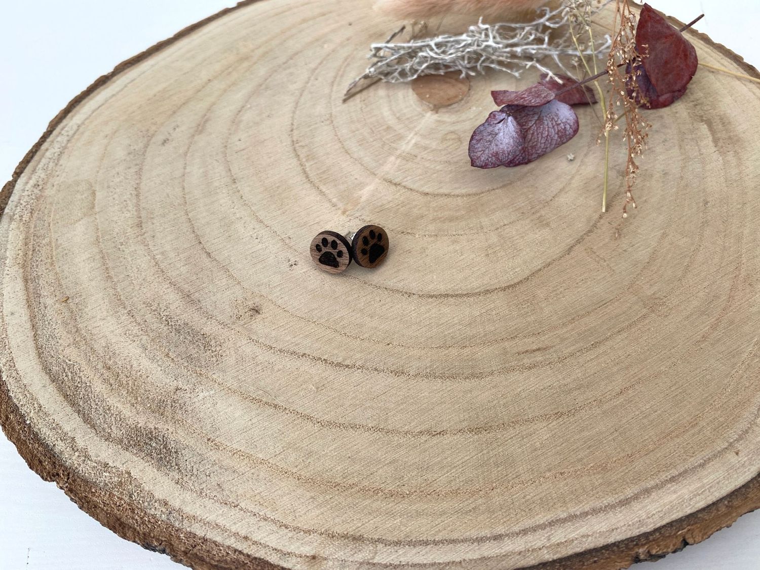 Holzohrstecker mit Pfotenmotiv, perfekt für Tierliebhaber