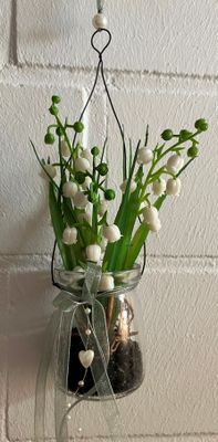 Maiglöckchen in Glas Vase hängend Maiglöckchen in Glas Vase hängend