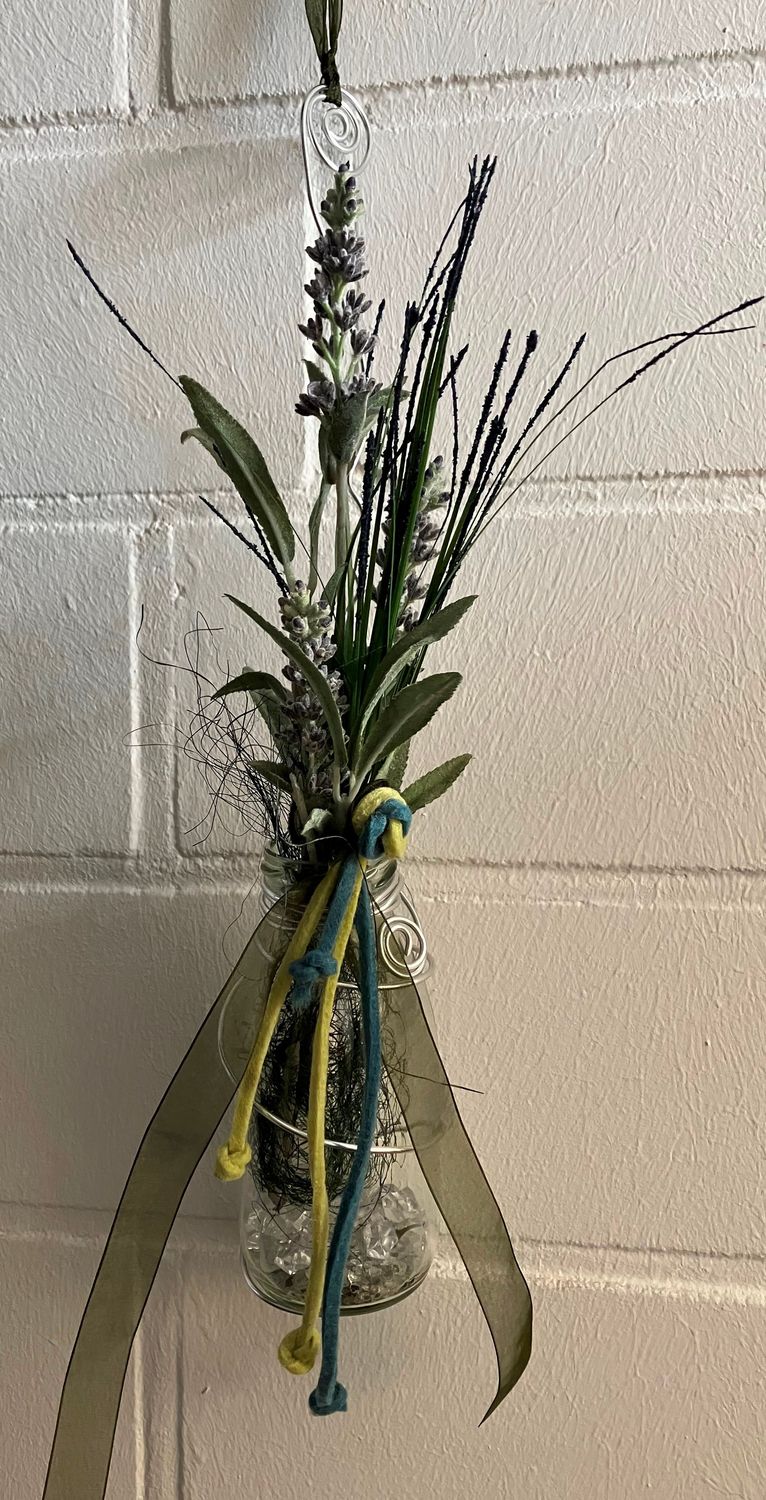 Lavendel in Glasflasche hängend