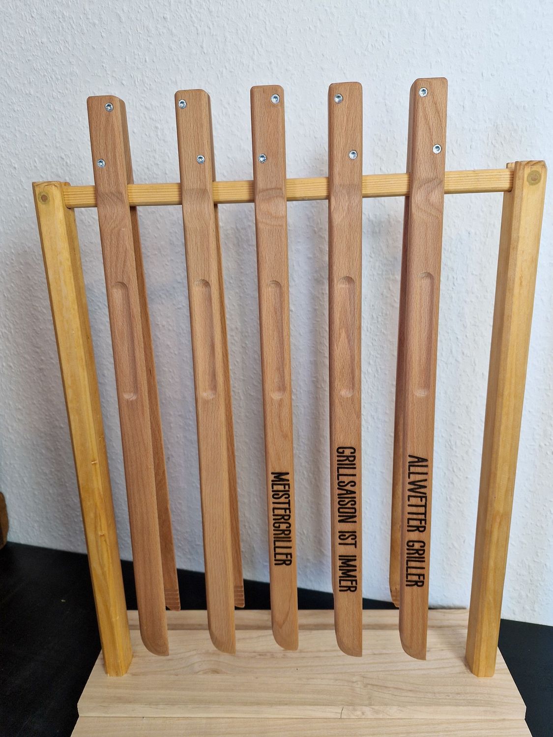 Grillzange mit Gravur - Allwetter Griller / Meistergriller / Grillsaison ist immer