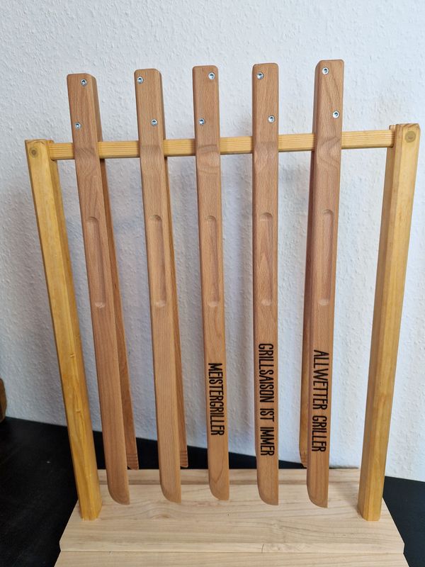 Grillzange mit Gravur - Allwetter Griller / Meistergriller / Grillsaison ist immer Grillzange mit Gravur - Allwetter Griller / Meistergriller / Grillsaison ist immer
